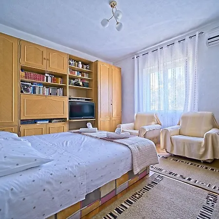 Pavo Apartment Postira